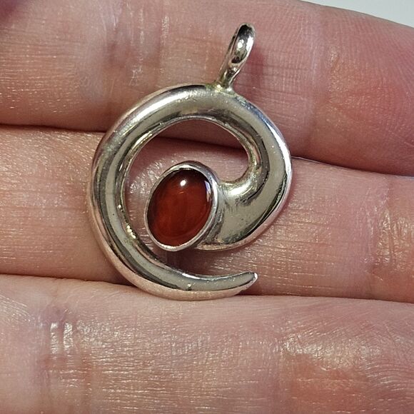 Vintage LD Sterling Silver Swirl Pendant With Oval Garnet - Picture 1 of 10
